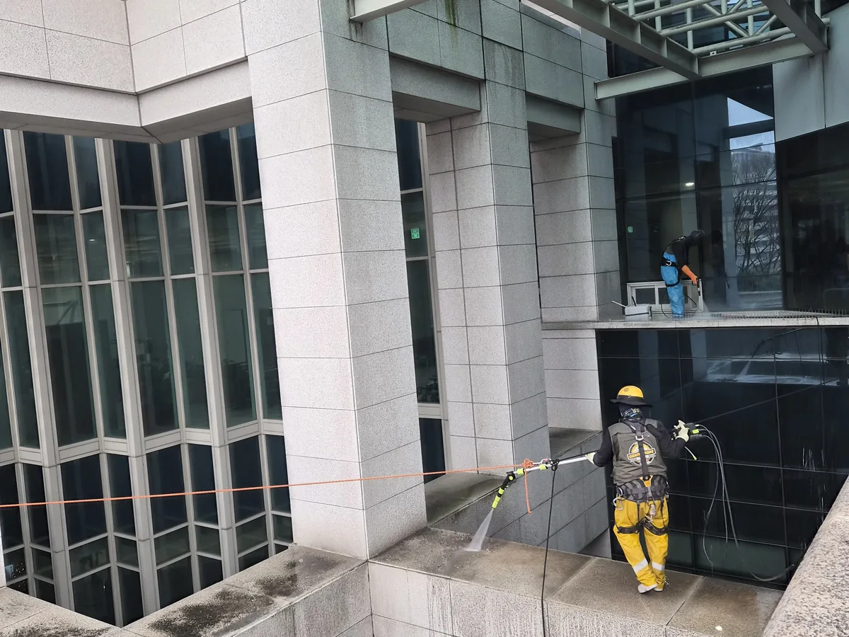 문경시 모전동 상가건물 옥상 파라펫 장비 주변 정밀 위생청소 사례 - 행진크린