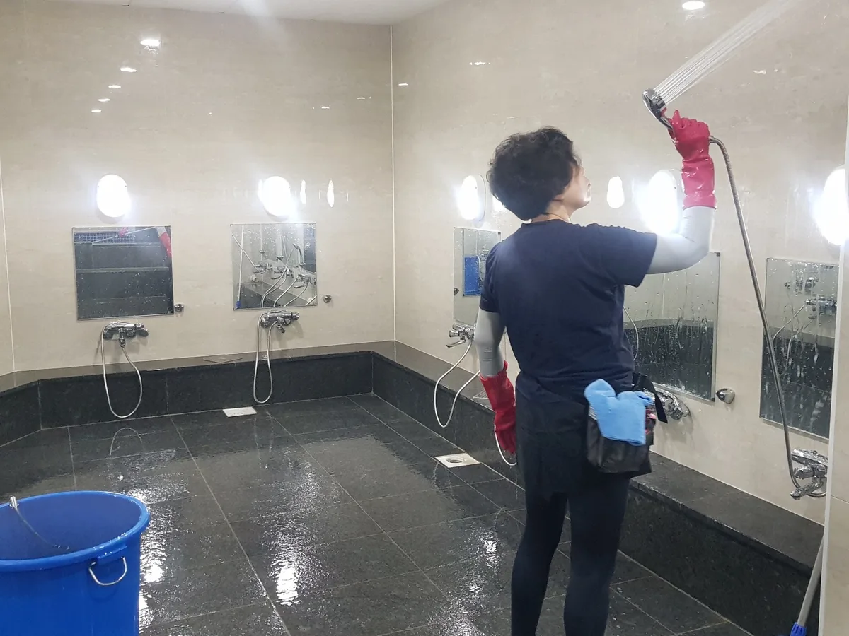 영양군 입암면 목욕탕 탈의실·파우더룸 바닥 위생청소 사례 - 행진크린